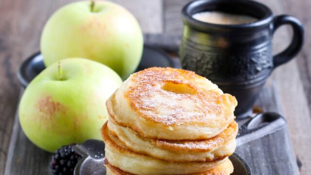 Оладьи на кефире, с яблоками